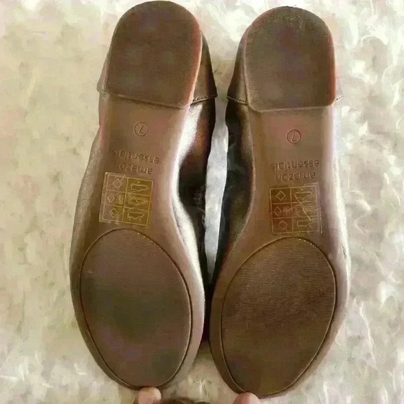 Essentials Women's Flat - Picture 7 of 7